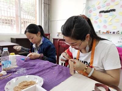 巧手助脱贫 城口县鸡鸣乡扶贫工坊开展珠子画手工艺品学习活动，点亮乡村振兴新路