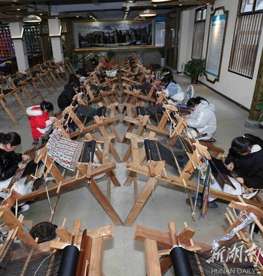 张家界 土家族织锦复工赶订单，手工艺品培训助力乡村振兴