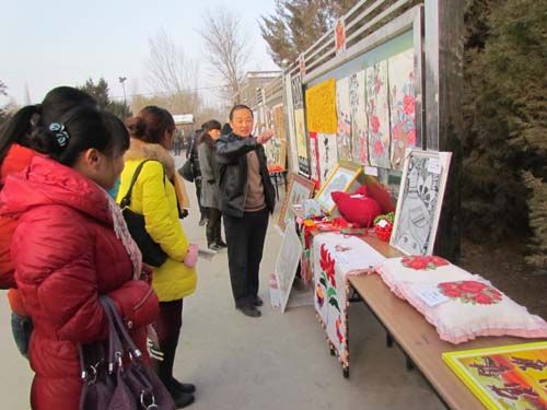 二三团举办美术书法手工艺品展览活动