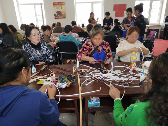 2018年9月18日一9月27日,浑江区妇联举办贫困妇女手编工艺品制作培训